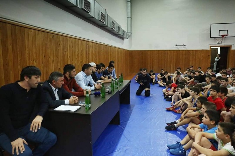 Встреча с воспитанниками спортшколы Абдулрашида Садулаева 