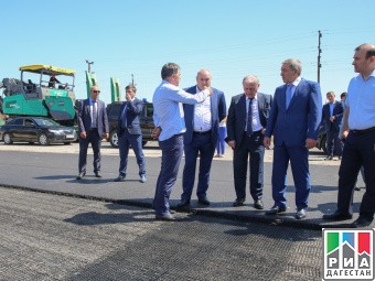«Безопасные качественные дороги» реализацию проекта на участке Махачкала-Каспийск проинспектировал   Абдусамад Гамидов.