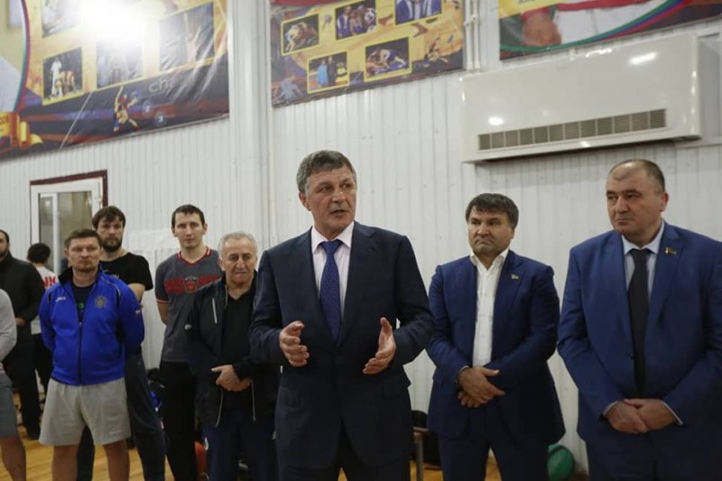 Депутаты дагестанского парламента встретились с борцами, приехавшими на турнир имени Сураката Асиятилова 