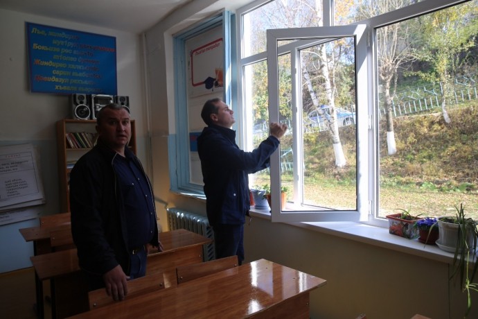 В рамках рабочего визита в Казбековский районе, Артем Здунов проверил на каком этапе строительство социальных объектов. 