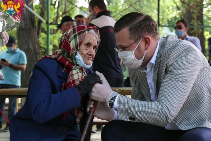 В Махачкале ветерана ВОВ поздравили с днем рождения,Елене Зюряевой исполнилось 100 лет. 