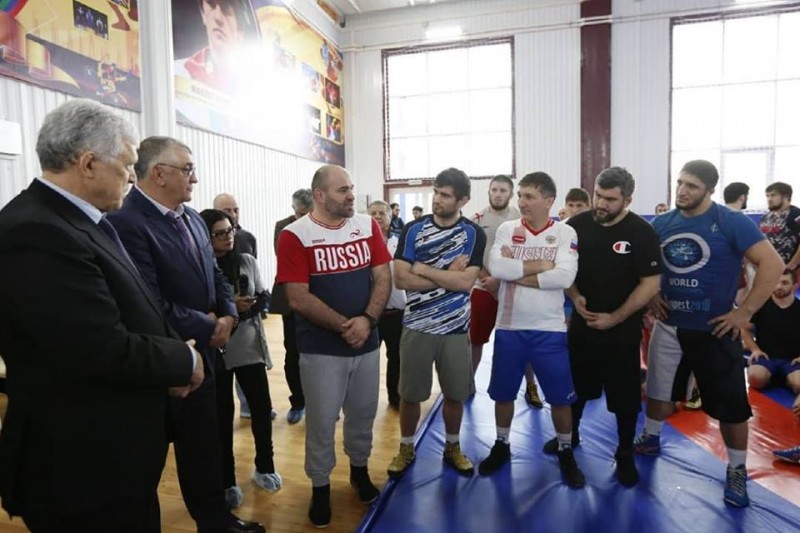 Магомед Магомедов пожелал сборной Дагестана по вольной борьбе удачи на турнире имени Ивана Ярыгина