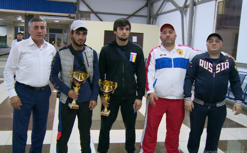 В аэропорту Махачкалы состоялась встреча победителей и призеров чемпионата России по кикбоксингу