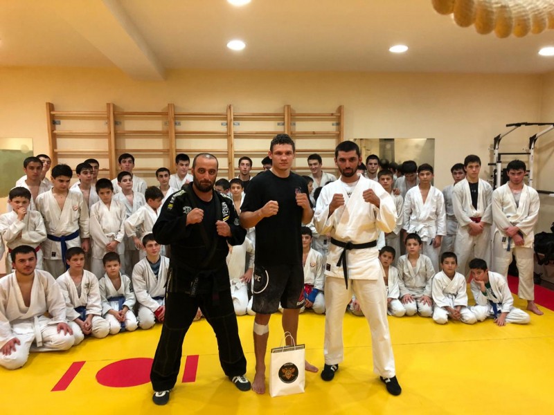  Боец UFC Роман Копылов провел мастер-класс для юных бойцов рукопашного боя из Дагестана 