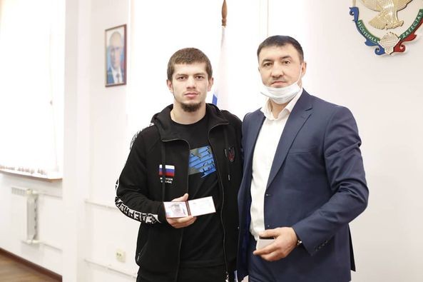 Дагестанскому боксеру Шахабасу Махмудову в торжественной обстановке вручили удостоверение мастера спорта России международного класса. 