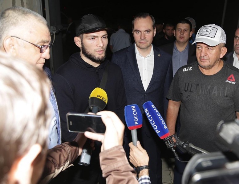 Хабиба Нурмагомедова встретили в аэропорту Махачкалы 