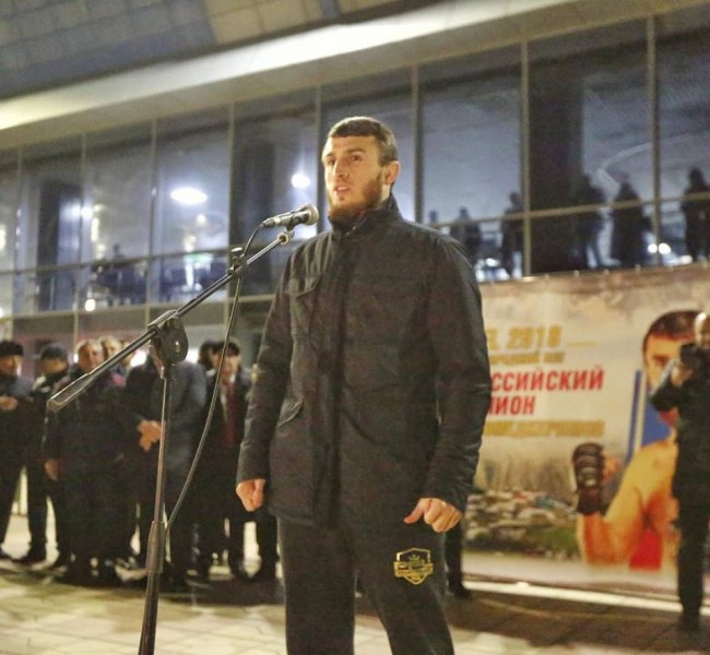 Чемпиона первого сезона престижной лиги смешанных единоборств - PFL Магомеда Магомедкеримова в торжественной обстановке встретили в аэропорту Махачкалы