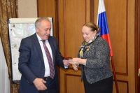 Министр по национальной политике РД Татьяна Гамалей награждена почетной грамотой Керченского городского совета. 