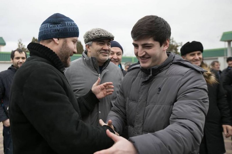 Боксера-профессионала Расула Дибирова встретили в аэропорту Махачкалы