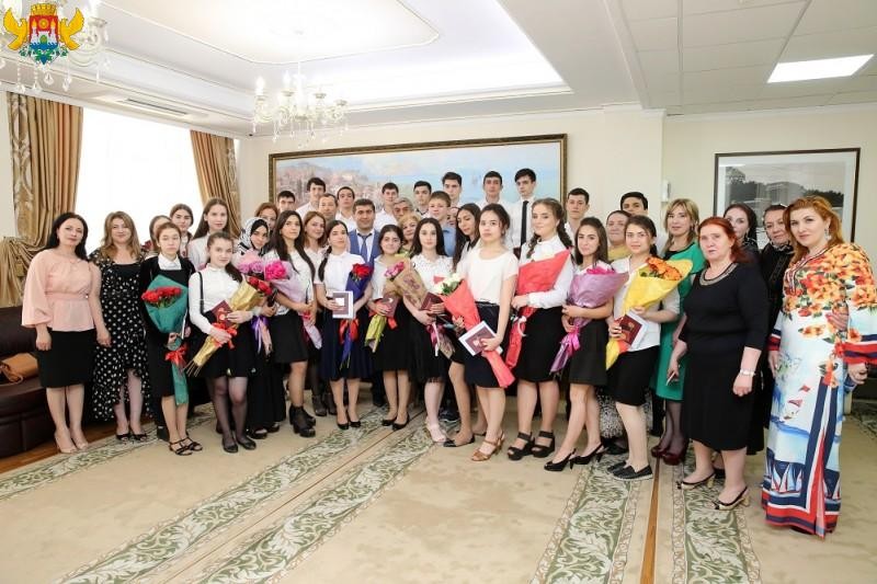  300 медалистов, с выпускниками дагестанских школ встретился глава города Муса Мусаев.