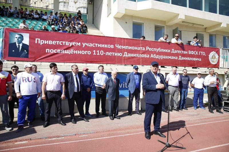 На стадионе им. Е. Исинбаевой в Махачкале прошло открытие чемпионата Дагестана по выполнению норм Всероссийского физкультурно-спортивного комплекса «Готов к труду и обороне». 