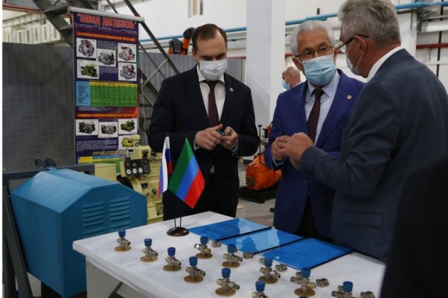 Владимир Васильев наградил коллектив завода «Дагдизель» за помощь в обеспечении больниц Дагестана оборудованием в период пандемии