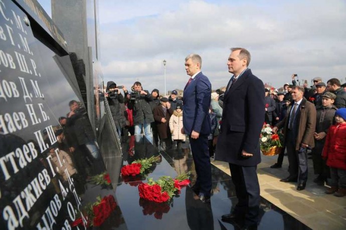 Артём Здунов и Владимир Иванов открыли в Новолакском районе парк «Дружба» и памятник участникам ВОВ