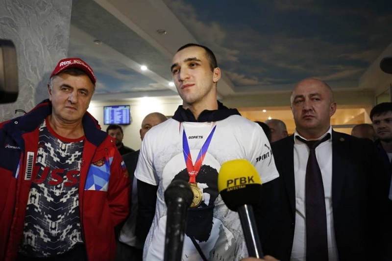 В Махачкалу поздней ночью вернулся чемпион мира по боксу Муслим Гаджимагомедов