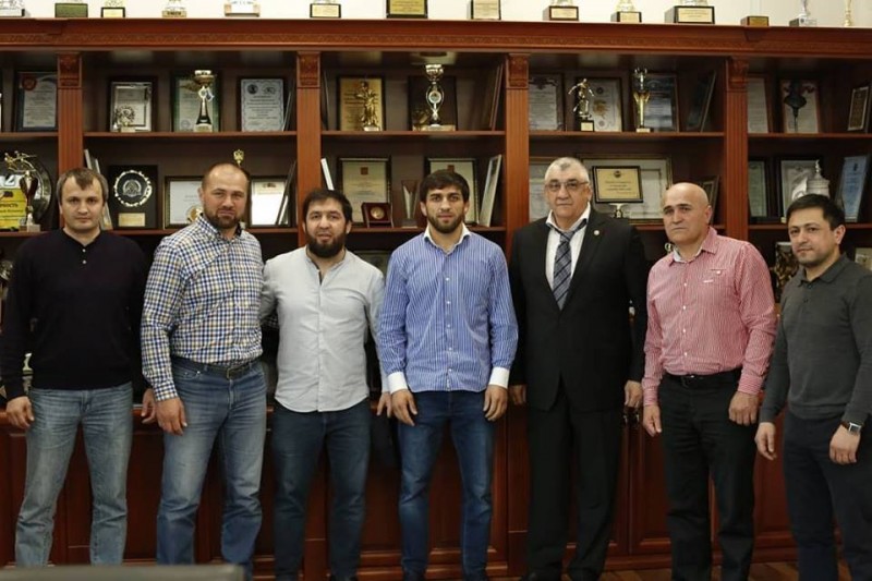 Магомед Магомедов поздравил бойца Магомеда Мустафаева с победой на турнире UFC