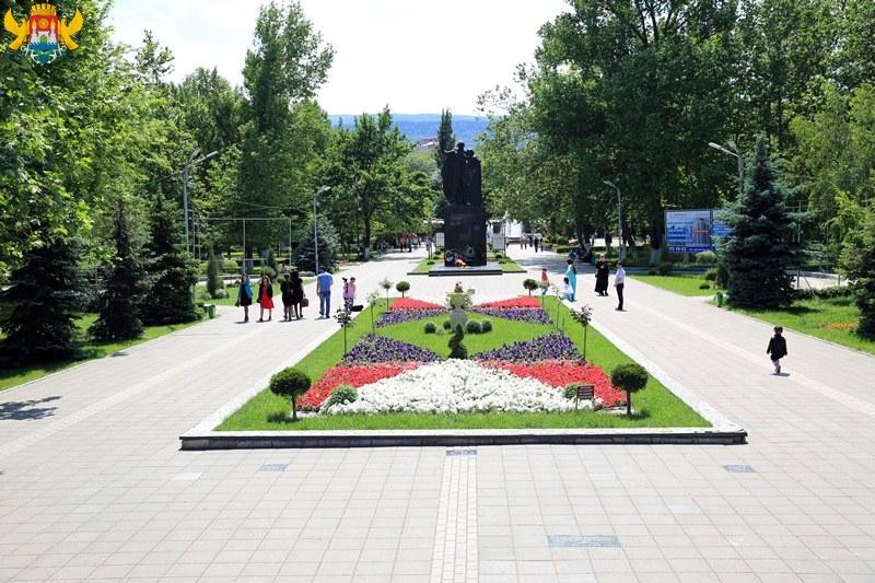 Город принимает лето. Парки  и скверы  Махачкалы готовы к отдыху горожан и гостей столицы Дагестана. 