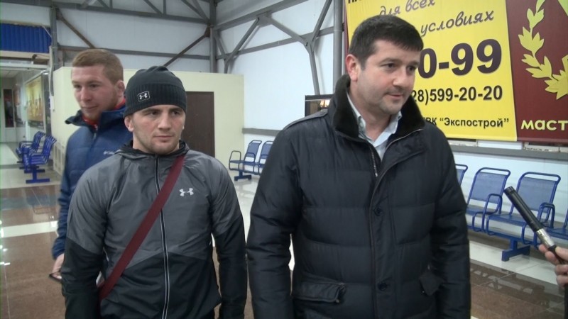 Встреча победителя чемпионата мира по ММА Гамзата Магомедова в аэропорту 