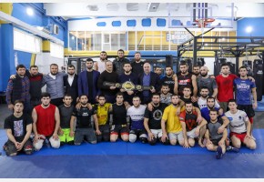 Сергей Меликов пообщался со спортсменами в Школе единоборств им. А. Нурмагомедова