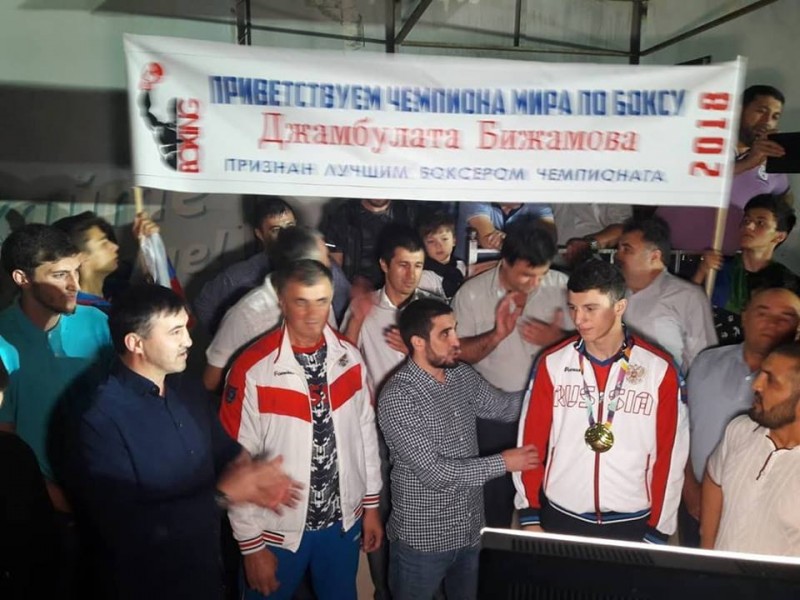 В махачкалинском аэропорту встретили победителя Первенства мира по боксу среди юниоров Джамбулата Бижамова. 
