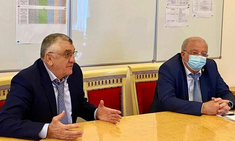 Вопросы внедрения урока физической̆ культуры с элементами бокса в школах республики обсудили сегодня на совещании в Правительства Дагестана под руководством премьера Артема Здунова. 