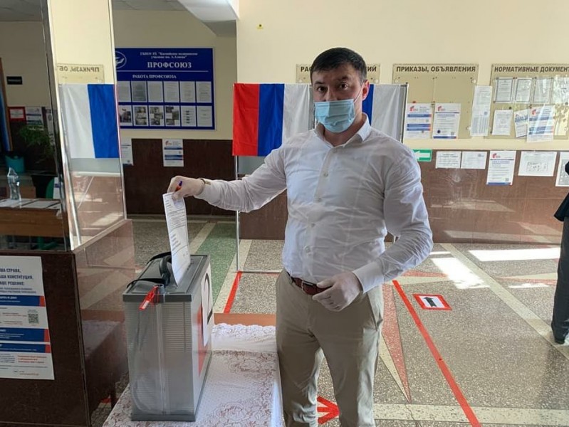 Гайдарбек Гайдарбеков проголосовал по поправкам в Конституцию России 