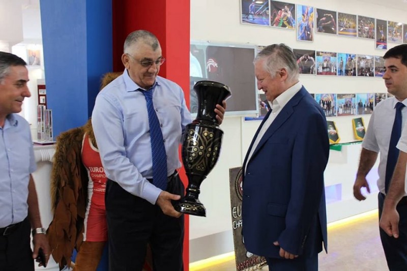 Анатолий Карпов посетил музей спортивной славы Дагестана