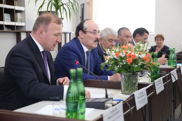  Дни дагестанской поэзии в Адыгее, глава Дагестана  Рамазан Абдулатипов  принял участие в праздничных мероприятиях. 