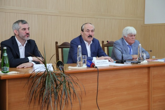 Глава Дагестана Рамазан Абдулатипов , встретился с активами  Новолакского и Казбековского районов. 