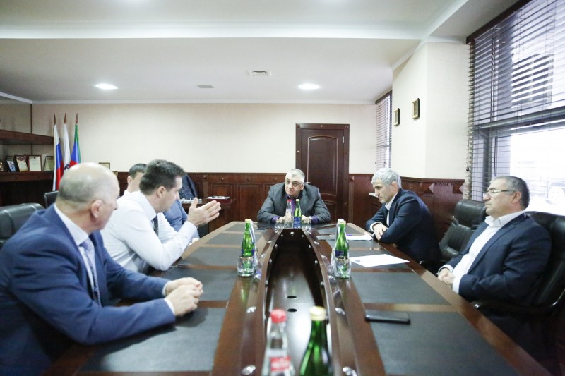 Врио министра по физической культуре и спорту Республики Дагестан Магомед Магомедов провел выездное совещание по вопросам безопасности во Дворце спорта и молодежи имени Али Алиева.