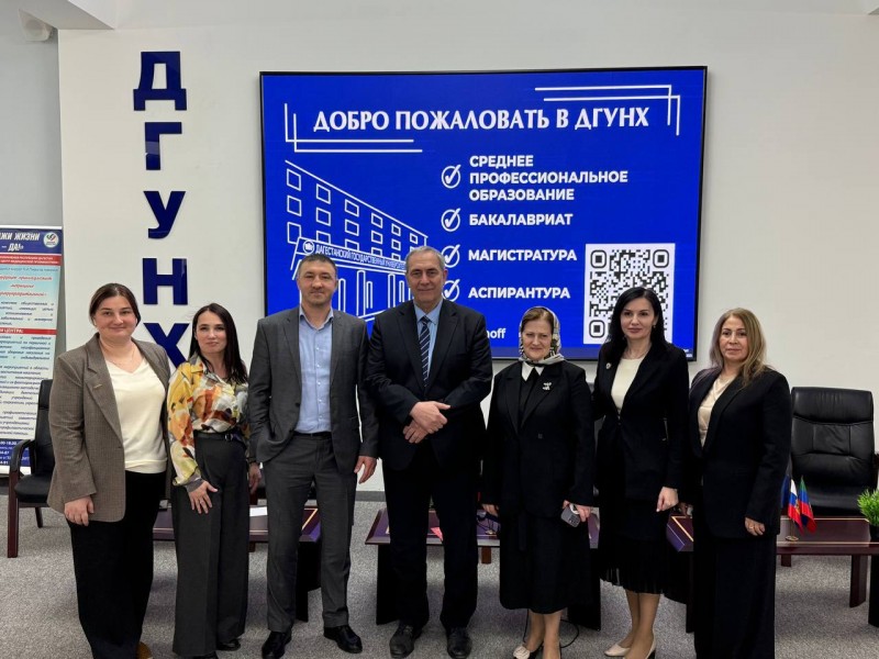 Гайдарбек Гайдарбеков провел встречу со студентами ДГУНХ   