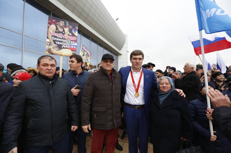 Встреча олимпийского чемпиона Бахтияра Ахмедова в аэропорту 