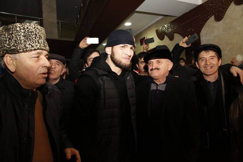 Встреча Хабиба Нурмагомедова в аэропорту 