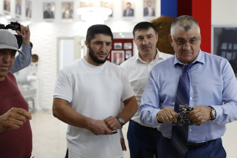 Силач и рекордсмен Видади Эфендиев передал дагестанскому музею спортивной славы скрученные руками в узлы гвозди и арматуру