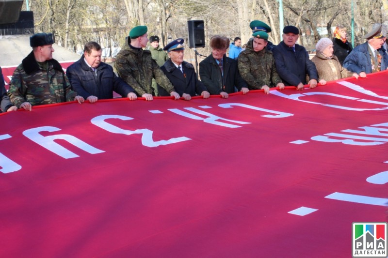 В Кизляре развернули 200-метровую копию Знамени Победы
