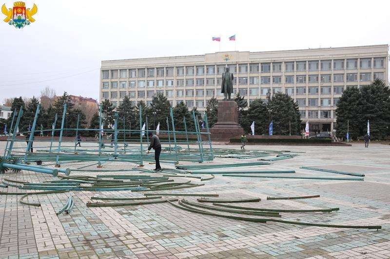 В Махачкале началась установка новогодней елки