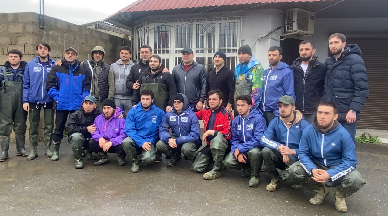 Сотрудники Минспорта Дагестана приняли участие в ликвидации последствий ливней в Махачкале