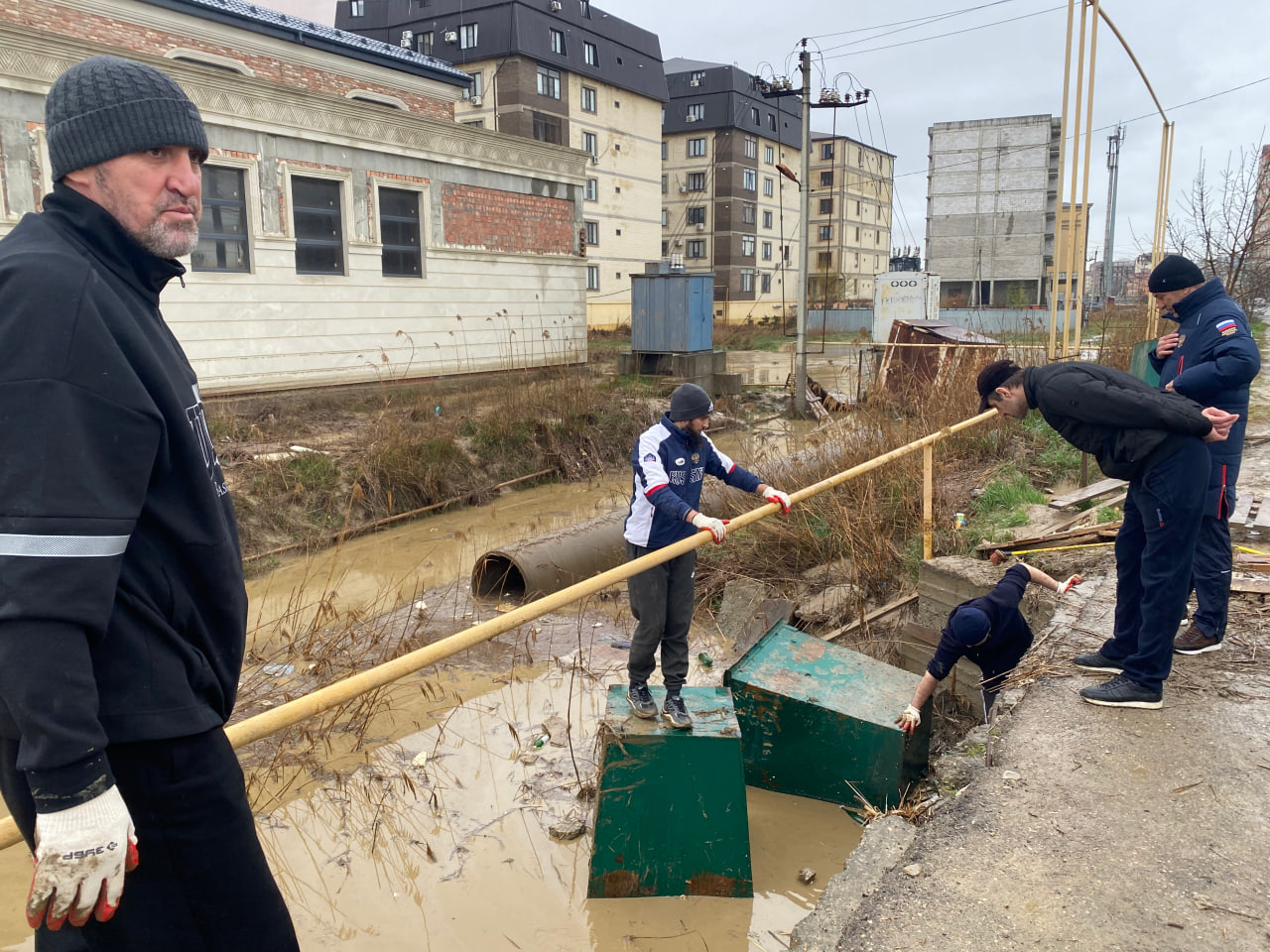 Сотрудники Минспорта Дагестана приняли участие в ликвидации последствий ливней в Махачкале