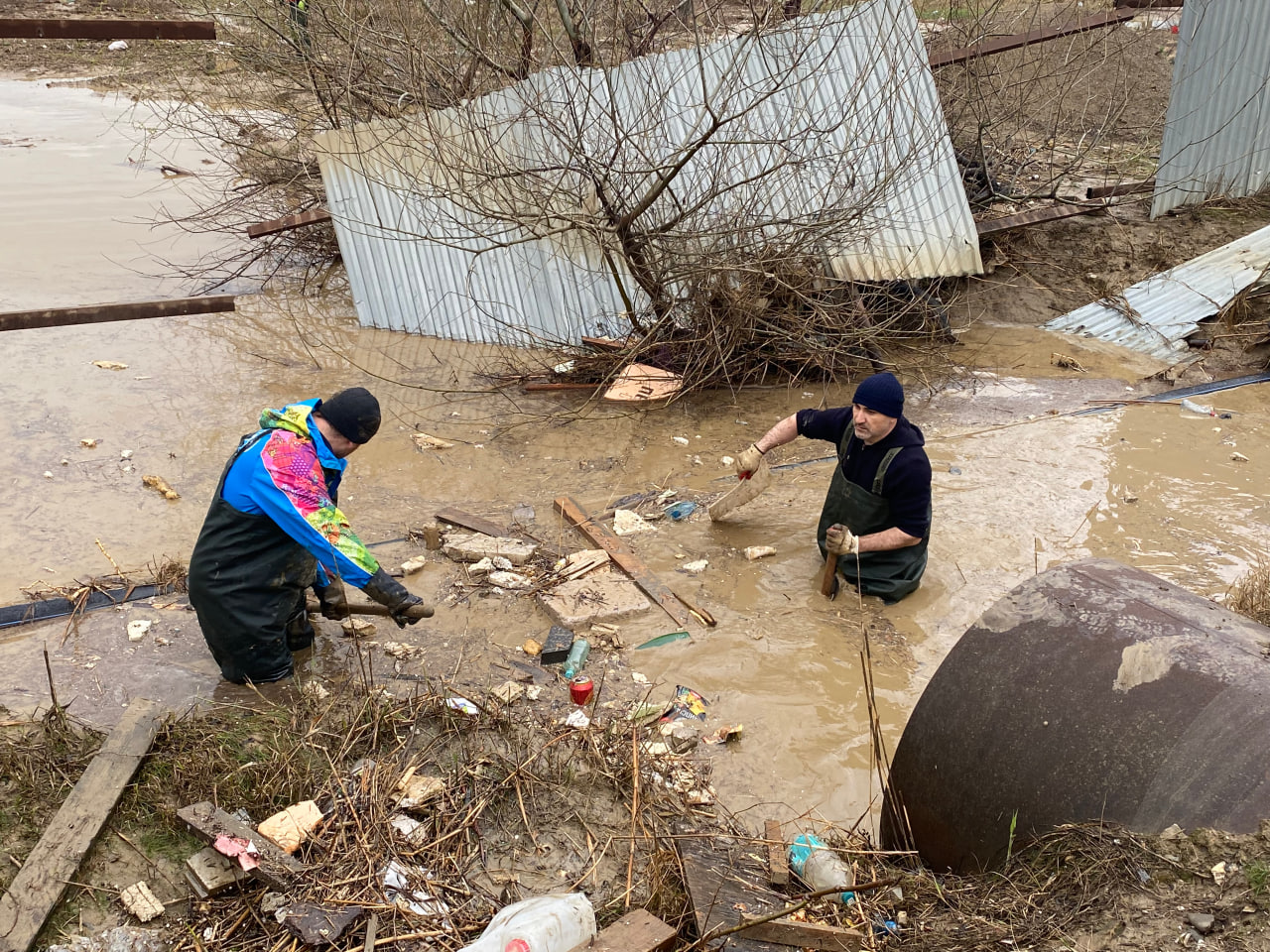 Сотрудники Минспорта Дагестана приняли участие в ликвидации последствий ливней в Махачкале